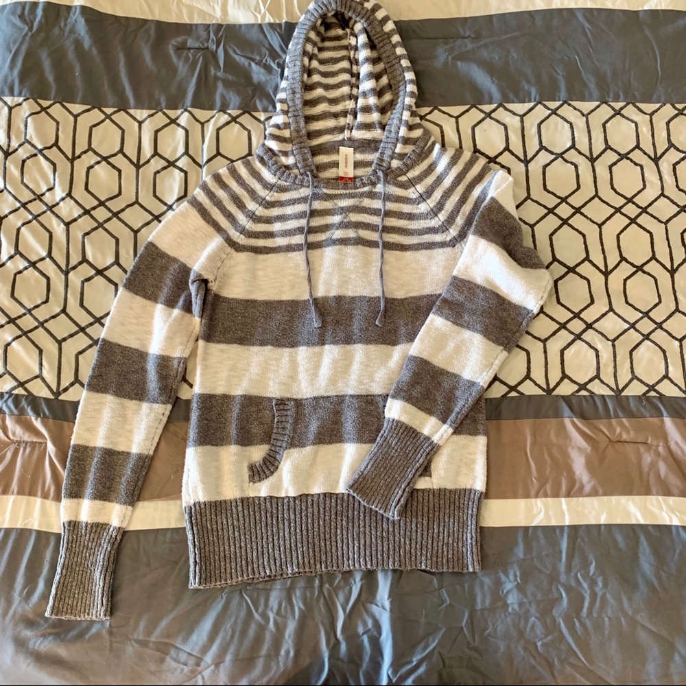 Hooded long sleeve shirt